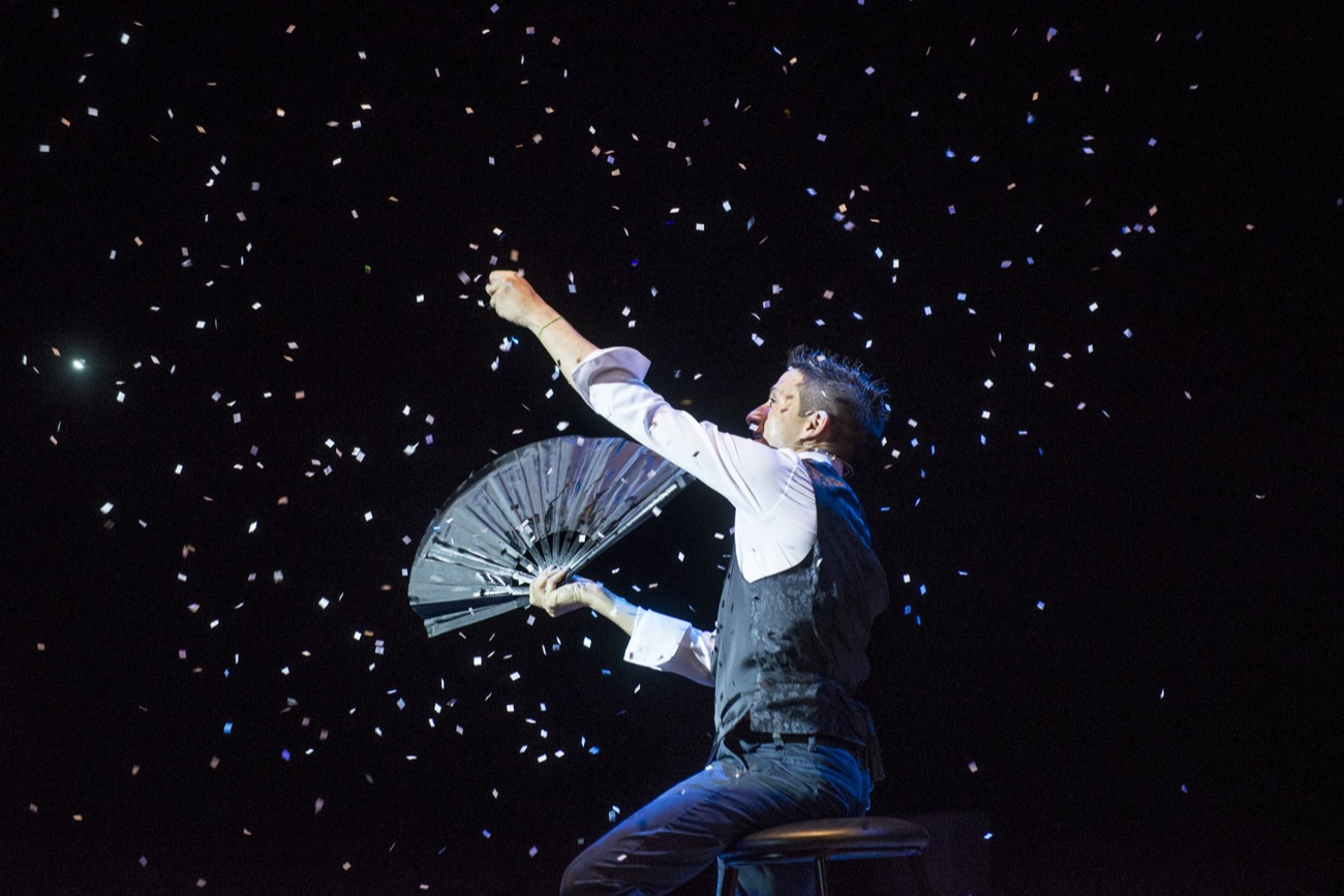 Spettacolo di magia da scena con effetti coreografici