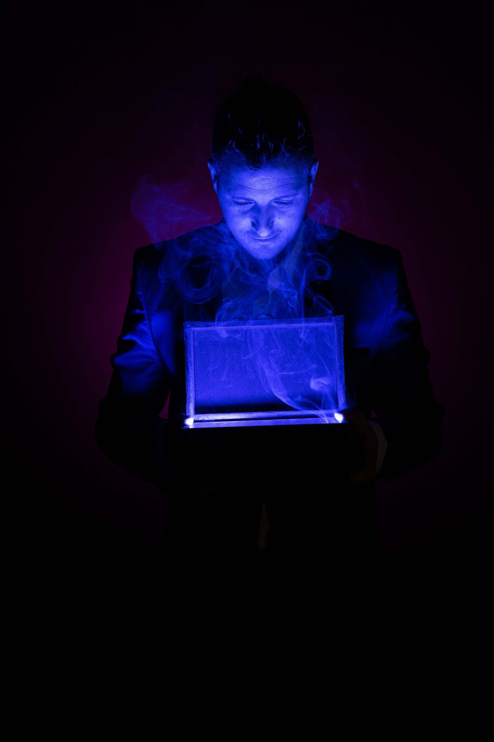 Nikola Previti in scena durante uno spettacolo di grandi illusioni, con luci ed effetti scenici