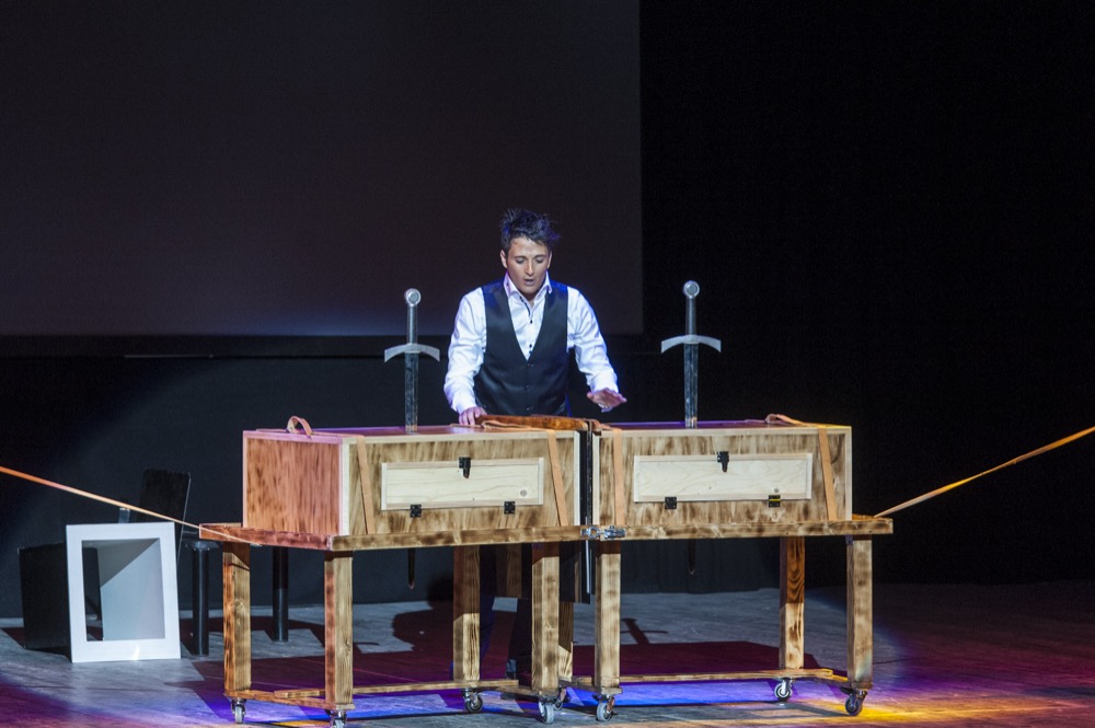 Grande illusione scenica di Nikola Previti in teatro