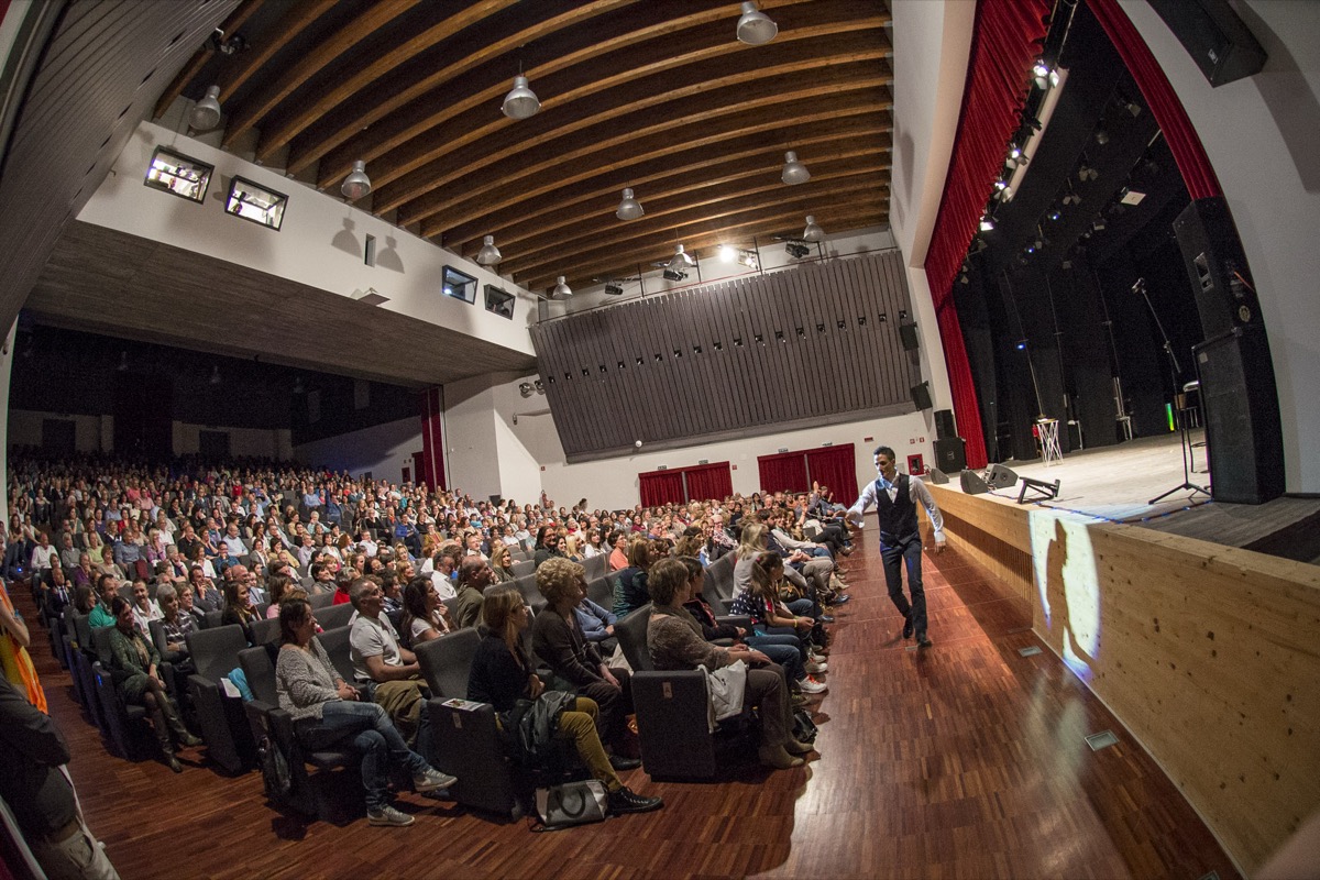 Nikola Previti sul palco davanti a un grande pubblico come keynote speaker