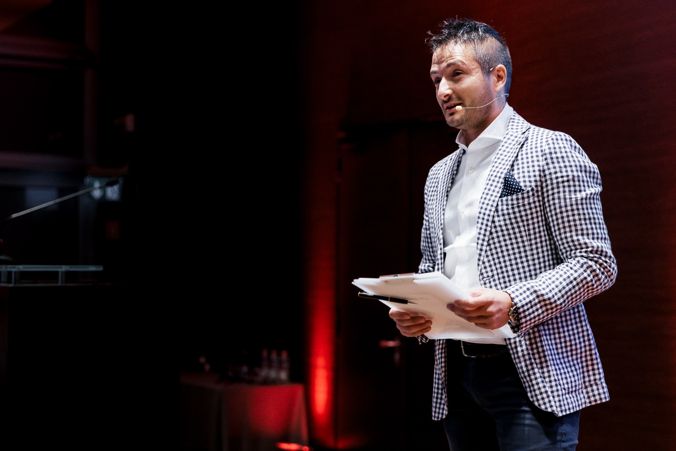 Nikola Previti, keynote speaker e motivatore aziendale, durante un intervento sul palco