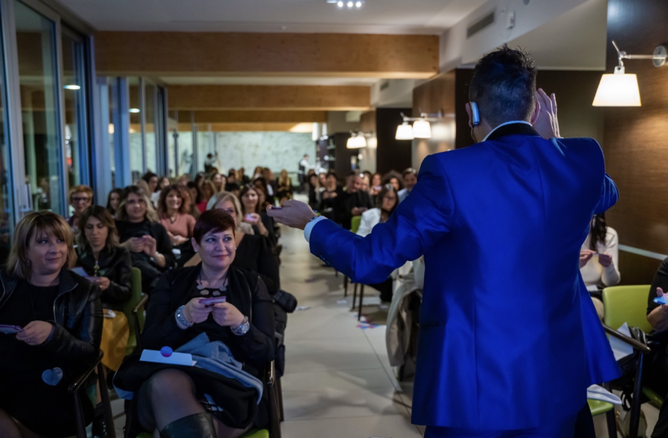 Il pubblico applaude durante uno spettacolo di Nikola Previti