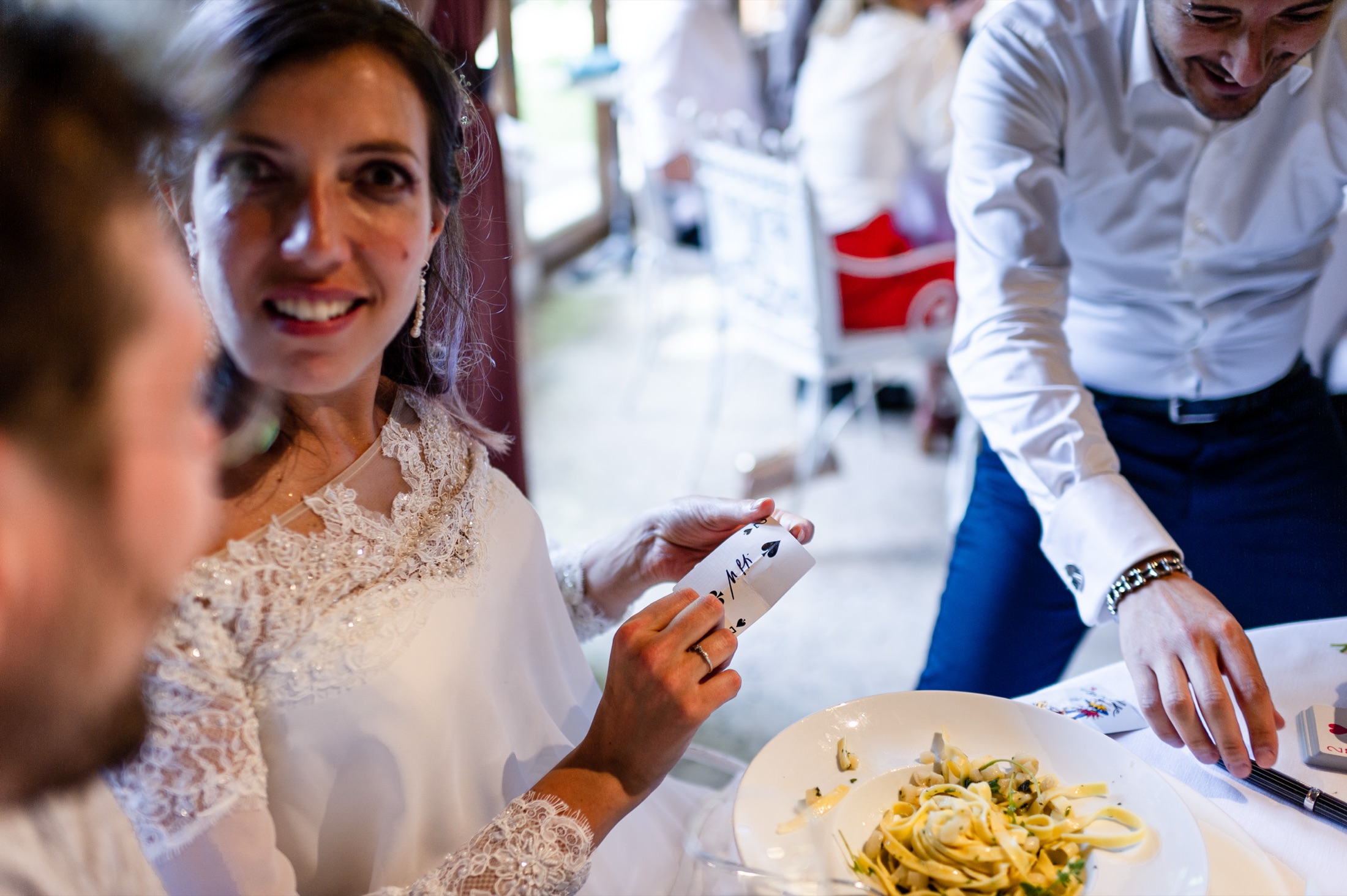 Nikola Previti intrattiene la sposa con un gioco di carte durante il ricevimento