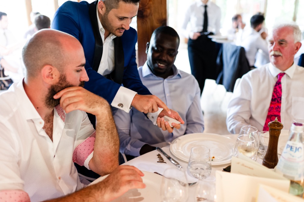 Nikola Previti intrattiene gli invitati a un matrimonio