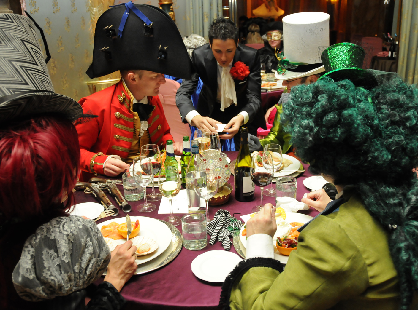 Nikola Previti al tavolo con ospiti in costume di Carnevale