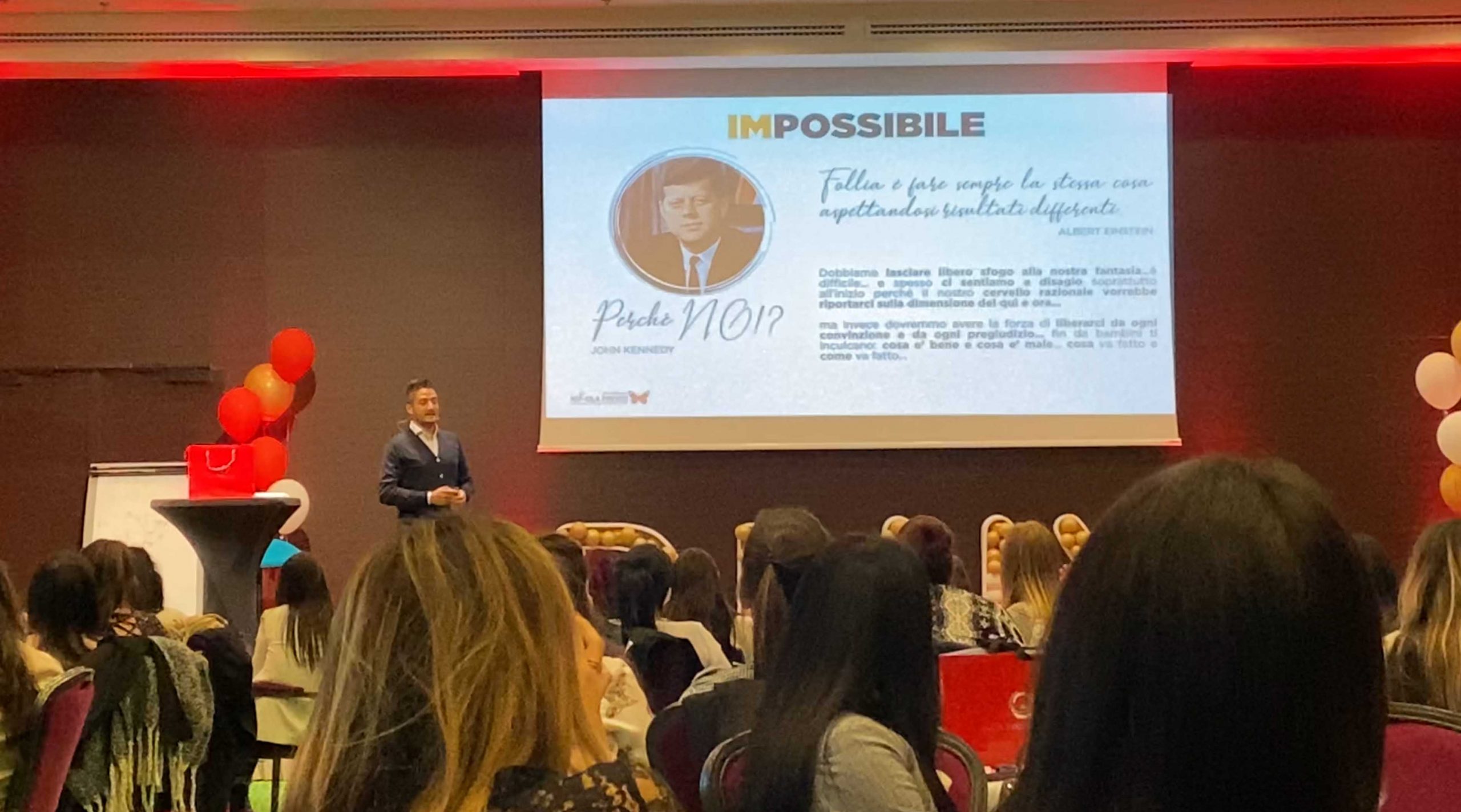Nikola Previti sul palco durante un keynote, con la slide “Impossibile” alle spalle
