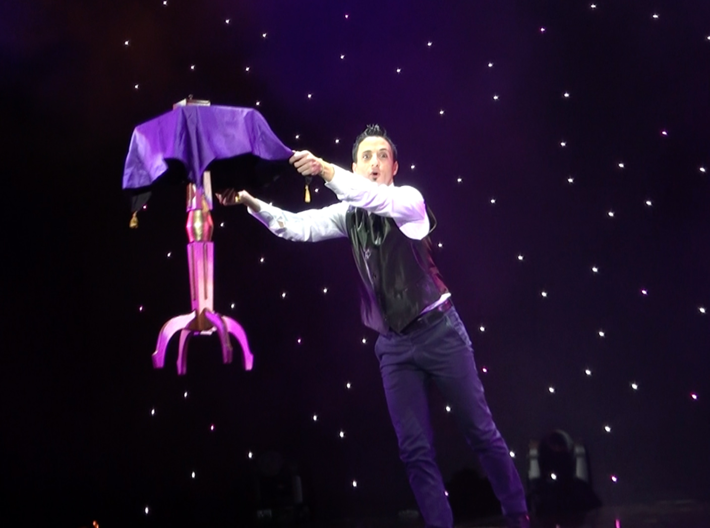 Nikola Previti sul palco con un tavolo che vola