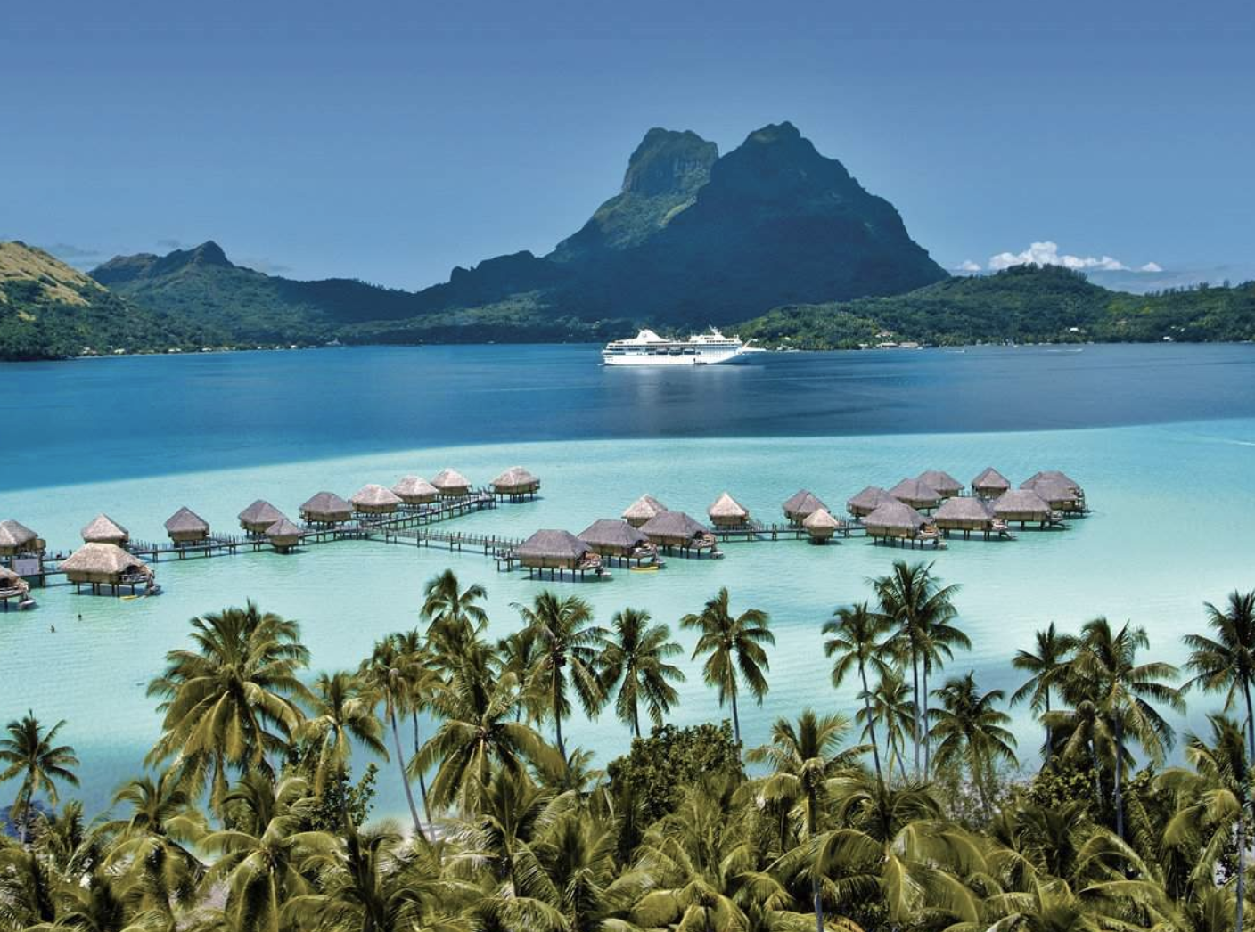 Bora Bora, Polinesia Francese, con la nave da crociera all’ancora