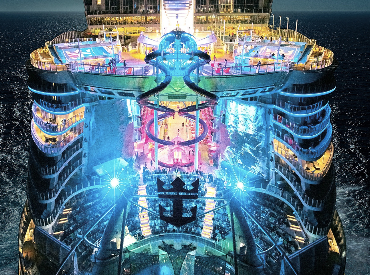 Nave da crociera Royal Caribbean vista dall’alto, illuminata di notte