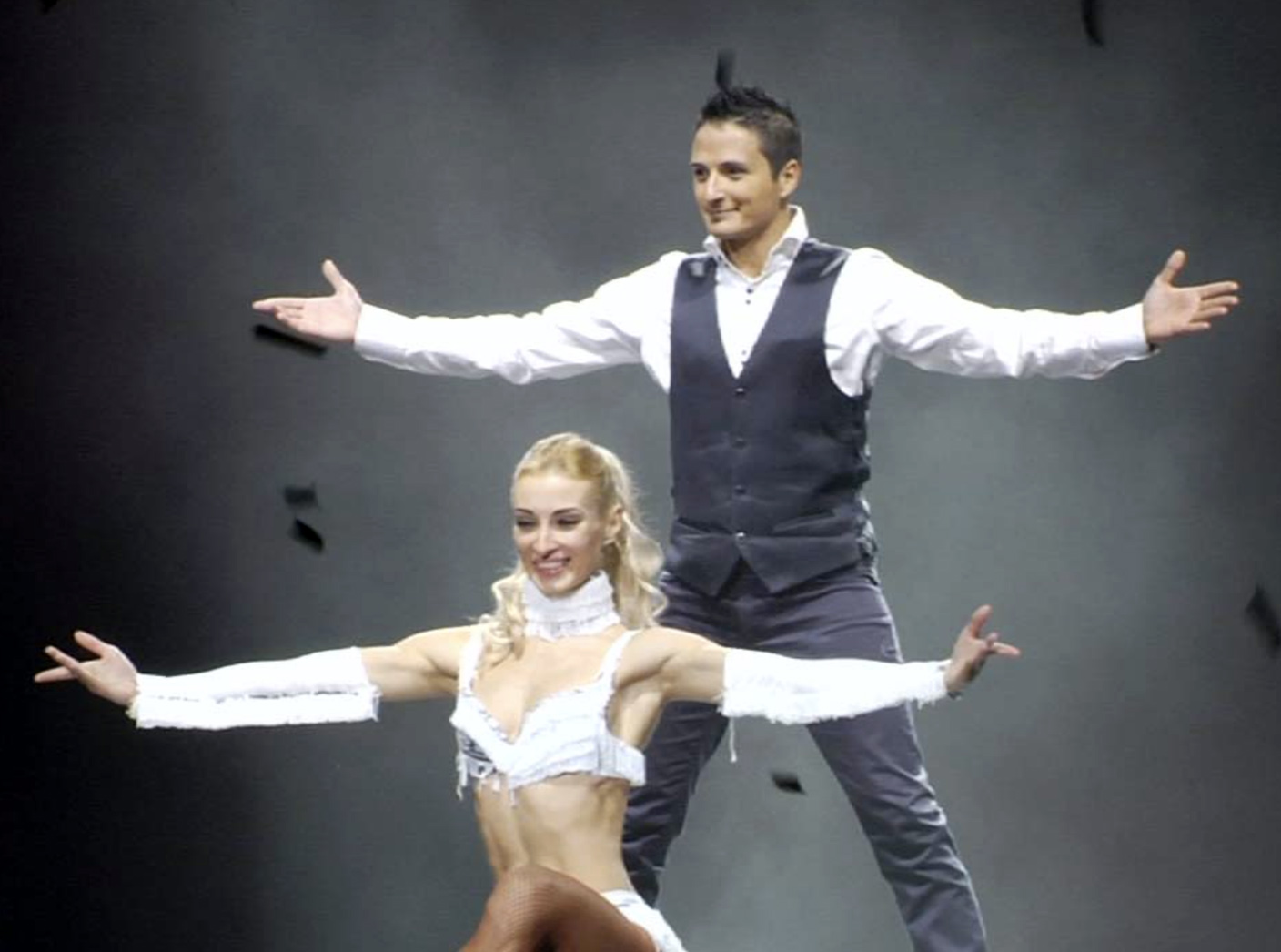Nikola Previti in scena con una ballerina, a braccia aperte