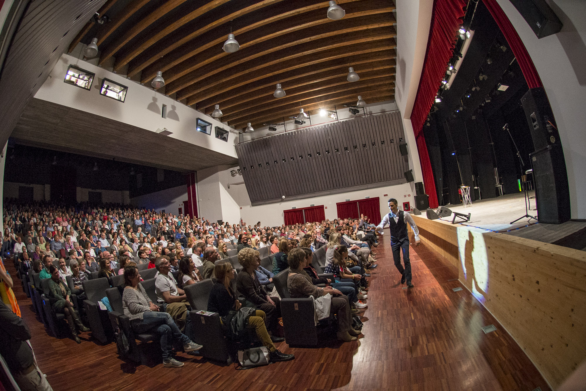 Nikola Previti in mezzo al pubblico di un grande teatro pieno di spettatori