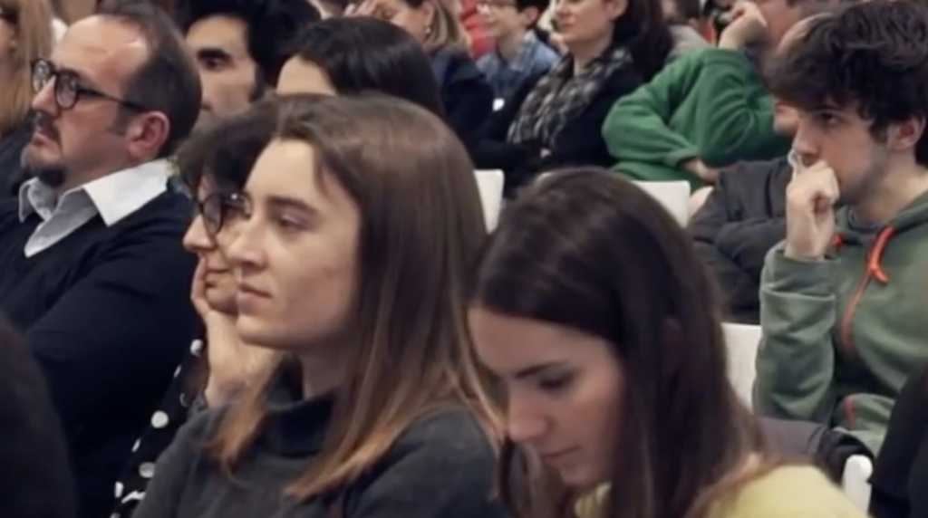 Pubblico attento durante un intervento formativo sulla sicurezza e sull’attenzione