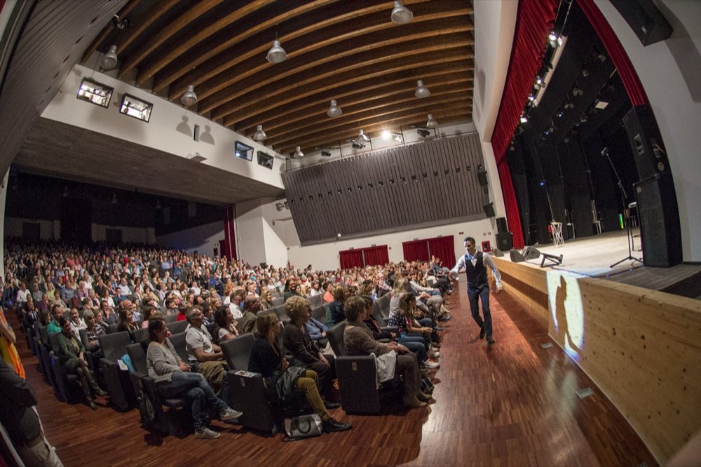 Nikola Previti sul palco davanti a un grande pubblico come keynote speaker