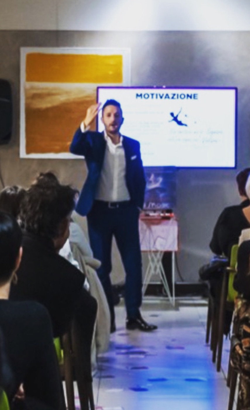 Nikola Previti durante un intervento motivazionale aziendale