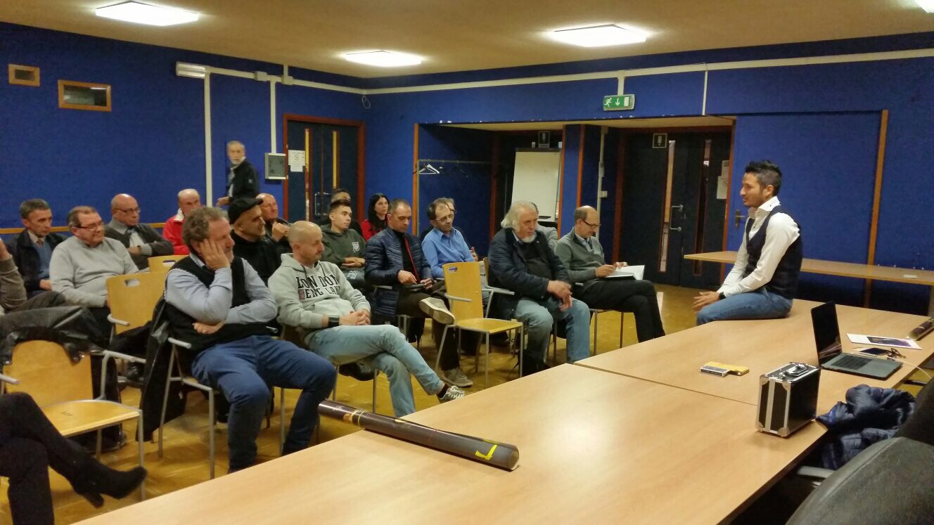 Nikola Previti durante una conferenza-spettacolo di mentalismo per un pubblico aziendale