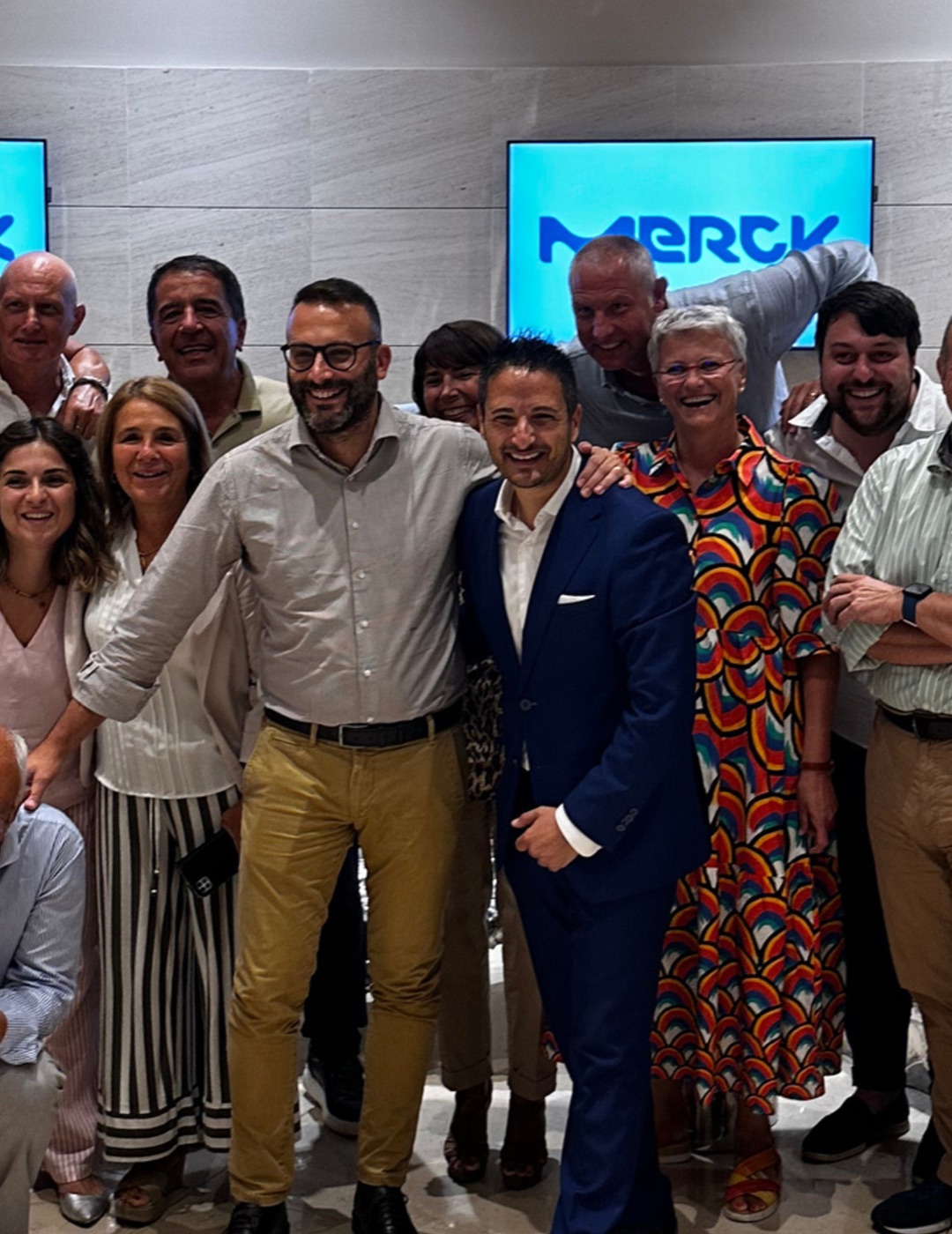 Nikola Previti con il team Merck dopo un evento di team building