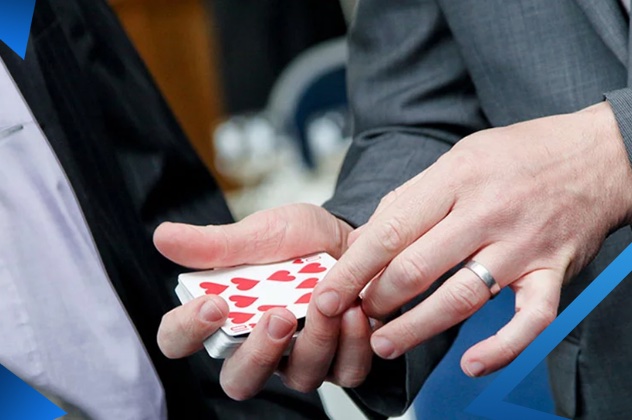 Un partecipante impara un gioco di carte durante il team building FANTASYLAND
