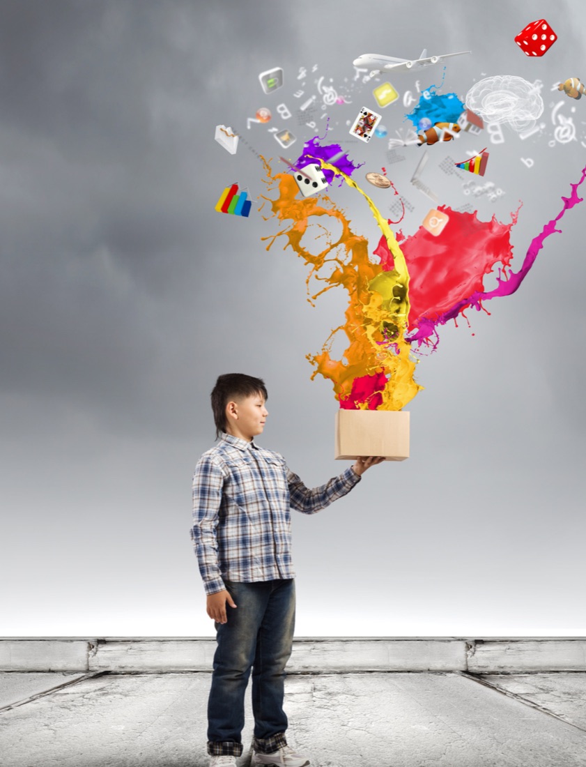 Creatività e pensiero laterale: un bambino con una scatola da cui escono colori e idee